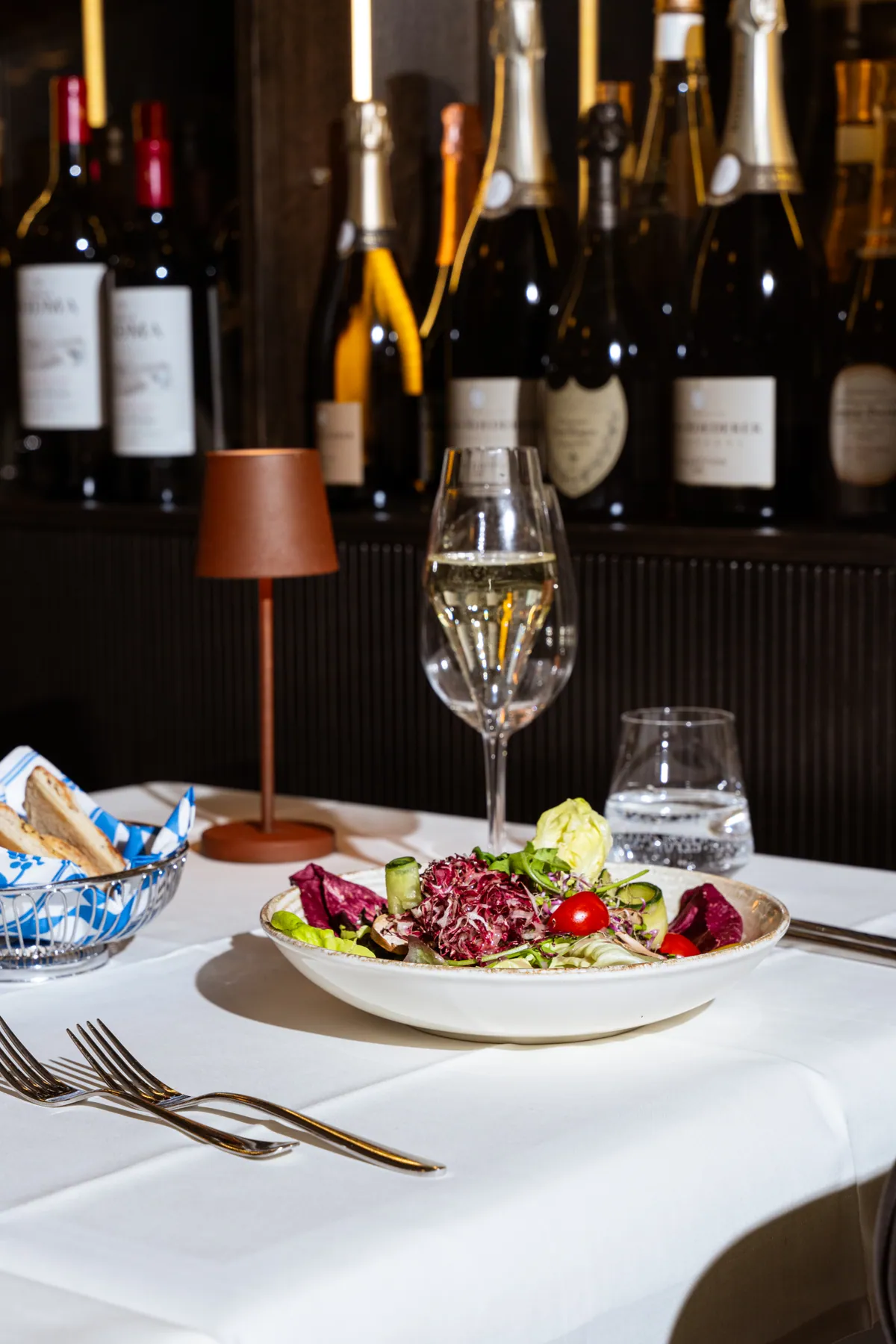 Frischer Salat mit einem Glas Weisswein im Restaurant Wies